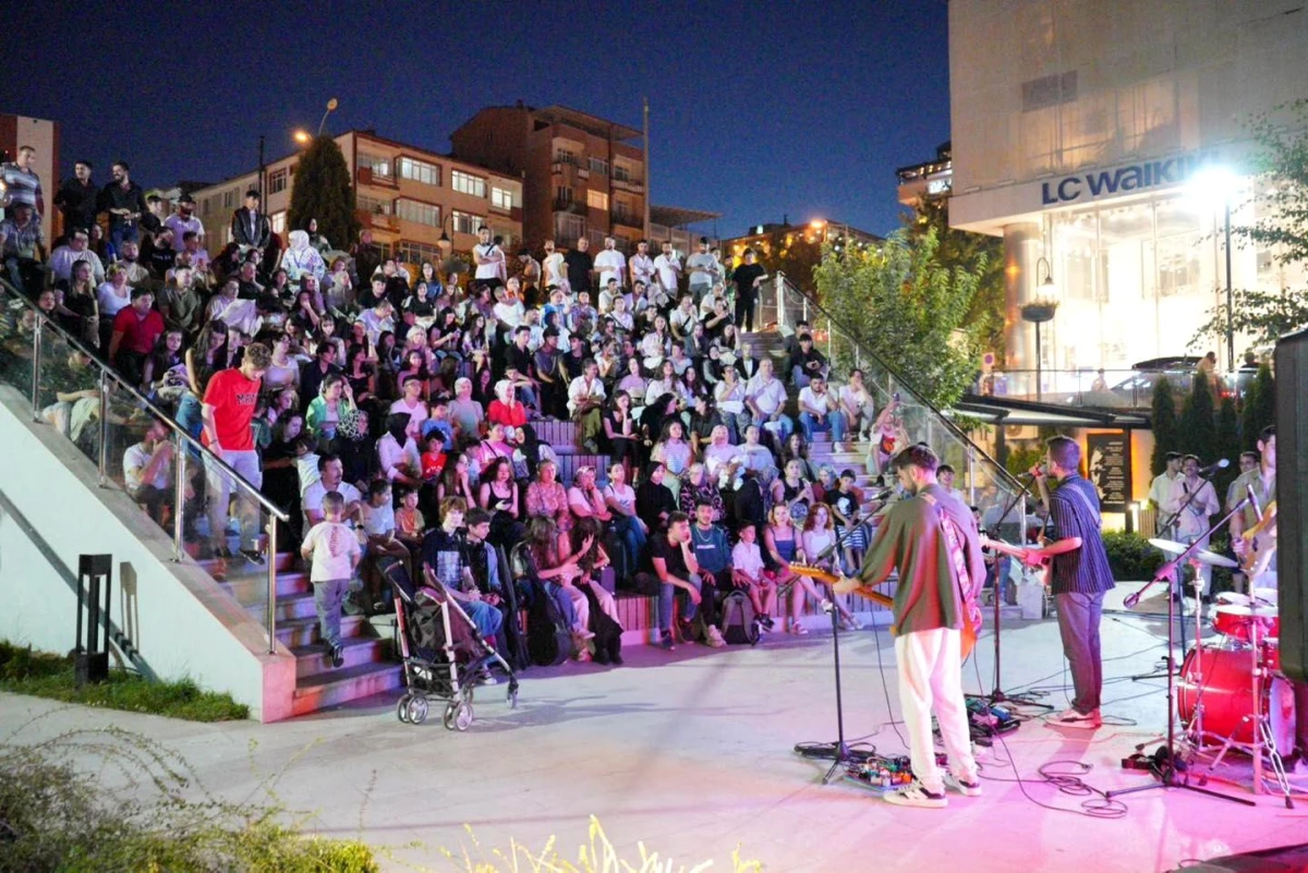 Bilecik Belediyesi Sokak Konserleriyle Bileciklilere Keyifli Anlar Yaşatıyor