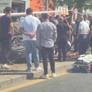 surucusunun kontrolunden cikti refuje devrildiankarada trafik kazasi wIgWIr91