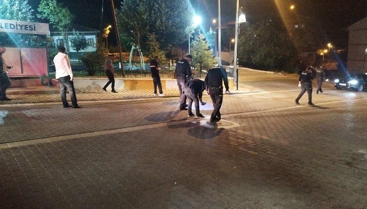 tokatta yururken sirtina isabet eden mermi ile agir yaralandi ukVU2aUe