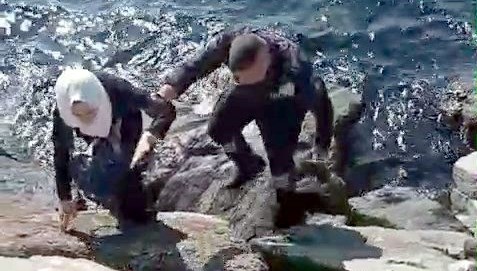 kayaliklarin arasina dustu guvenlik kurtardi 2AMGqJOX.jpg