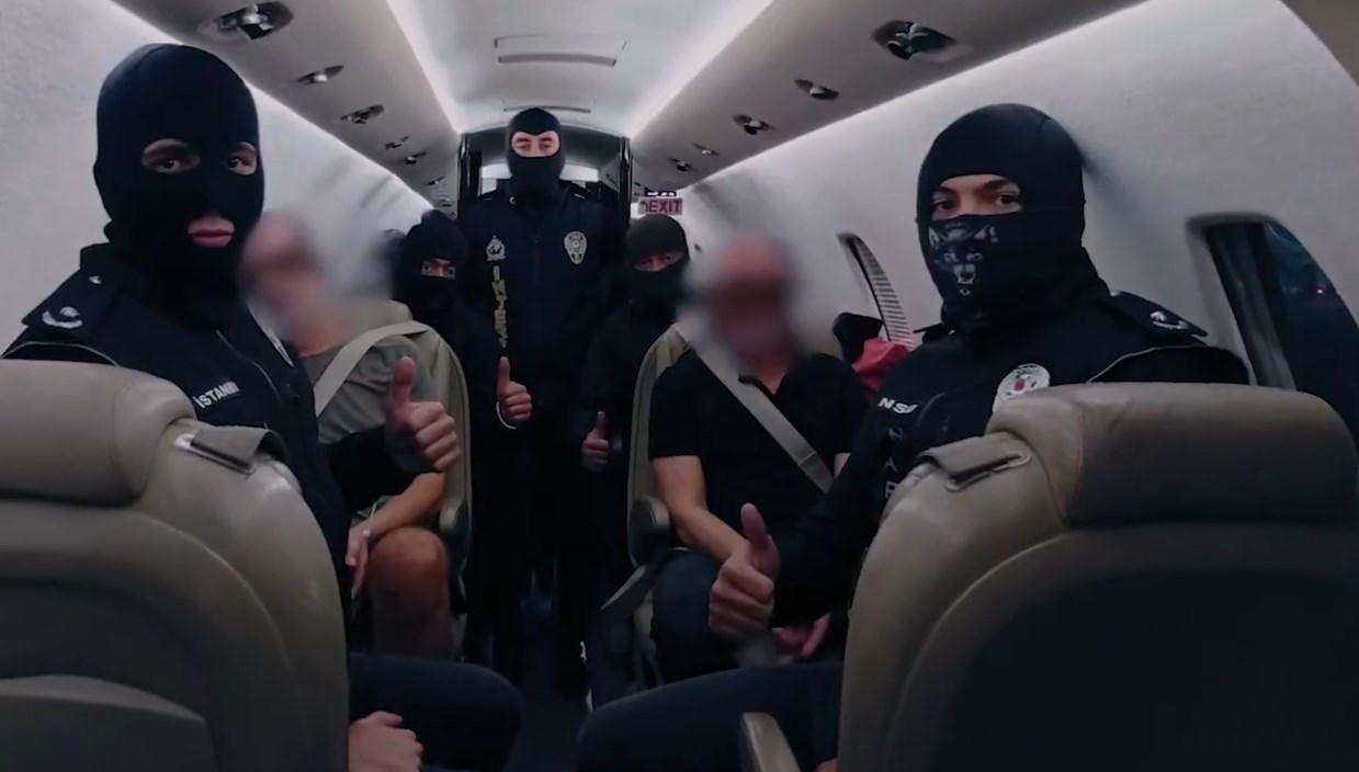 kirmizi bultenle araniyordu baede yakalanan iki kisi turkiyeye getirildi NjLvSOFG