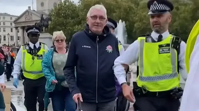 londrada ingiliz polisi gorme engelli gazze destekcisini teror sucundan tutukladi o anlar kamerada CCSuQll8