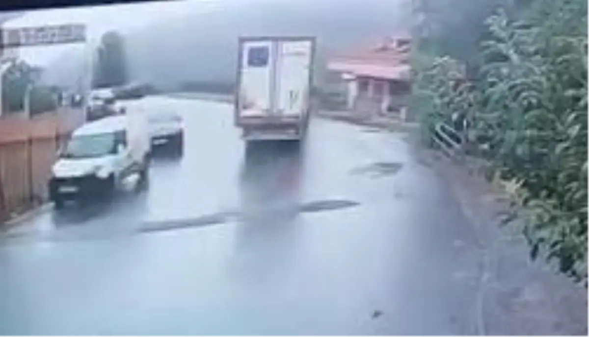 sariyerde tir devrildi surucu yaralandi HtjWtpke.jpg