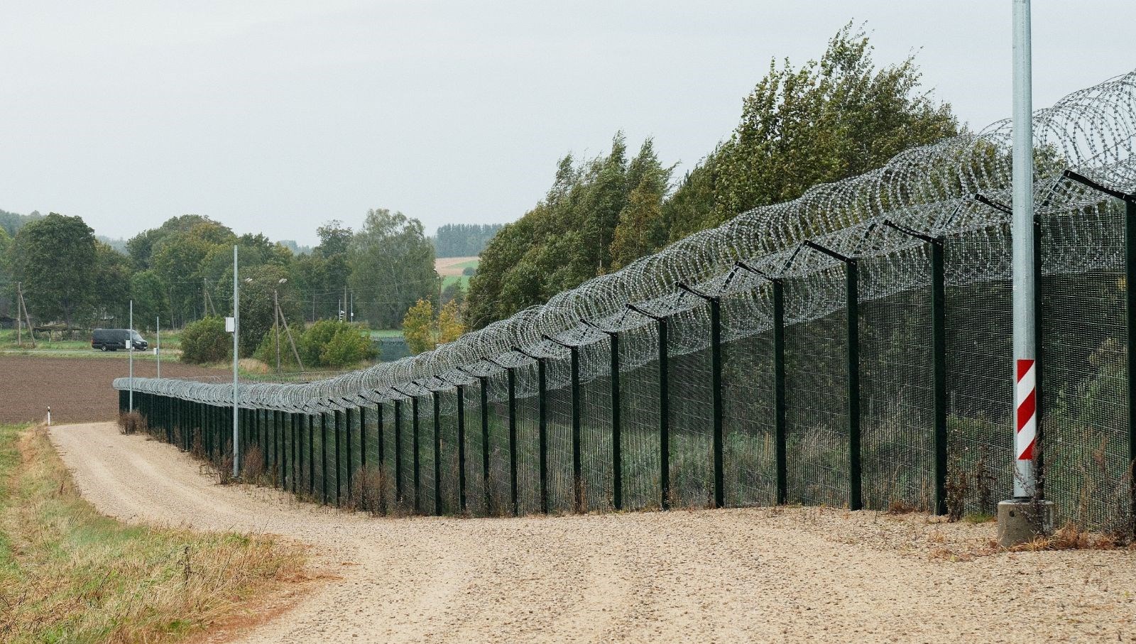 sinirda silahli rus askerleri goruldu estonya yolu kapatti FkwRgH6i.jpg