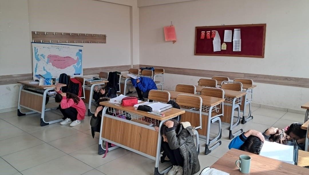 vanda tum okullarda es zamanli tatbikat lR3TzdFn.jpg