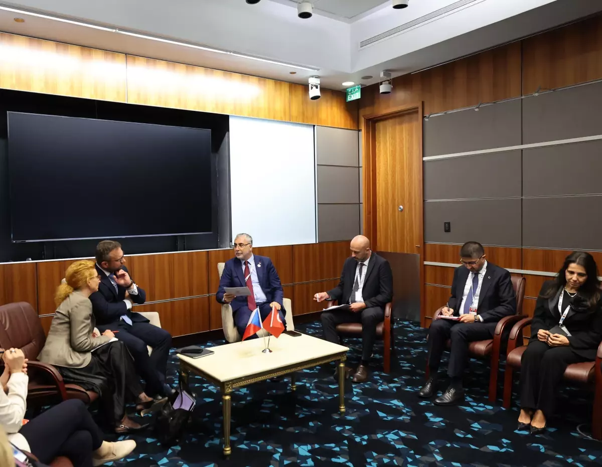 bakan isikhan katarda fikir alisverisinde bulundu i5D6Ccch.jpg