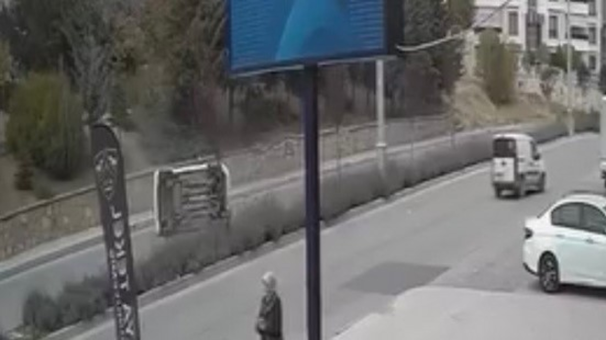 elazigda kontrolden cikan arac yan yatti 9rUt9L1V.jpg