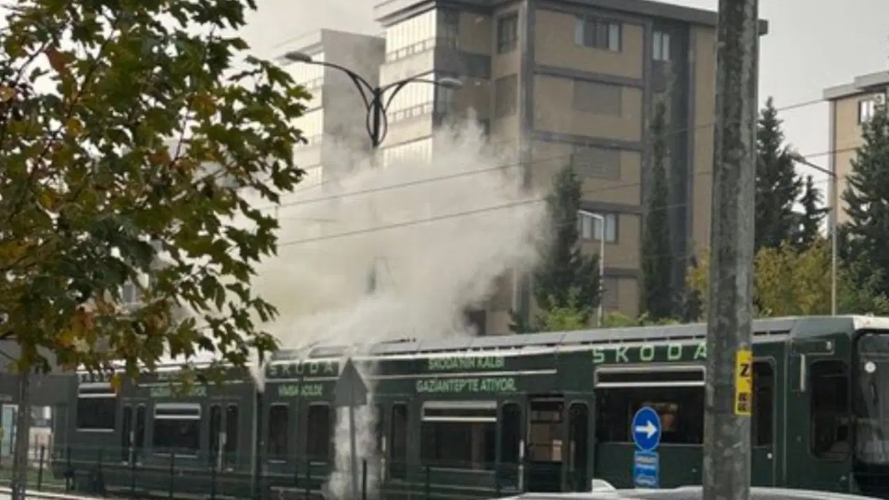 Seyir halindeki tramvaya yıldırım düştü: Yolcular tahliye edildi