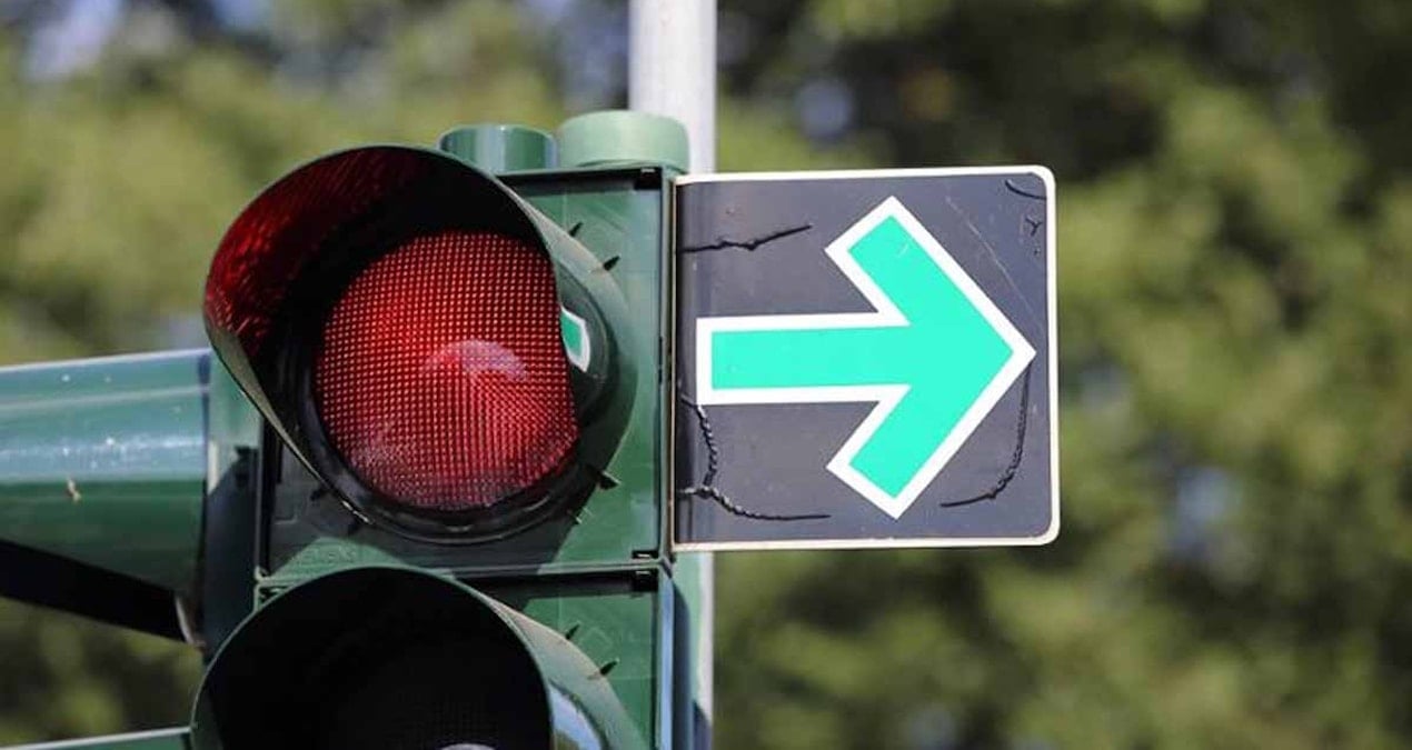 Siyah zemin üzerinde sağa bakan yeşil ok, trafikte pahalıya patlıyor!