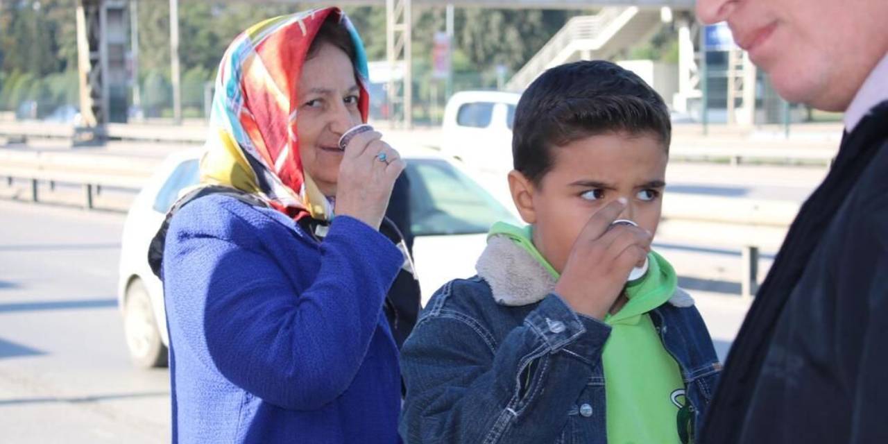 Yoldan geçene bedava dağıttılar: Herkes bardak bardak içti