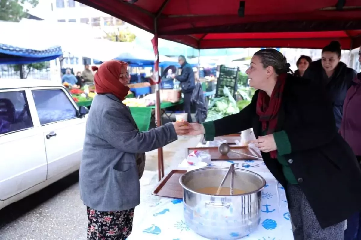 İncirliova Belediyesi’nden pazarda sıcak çorba ikramı