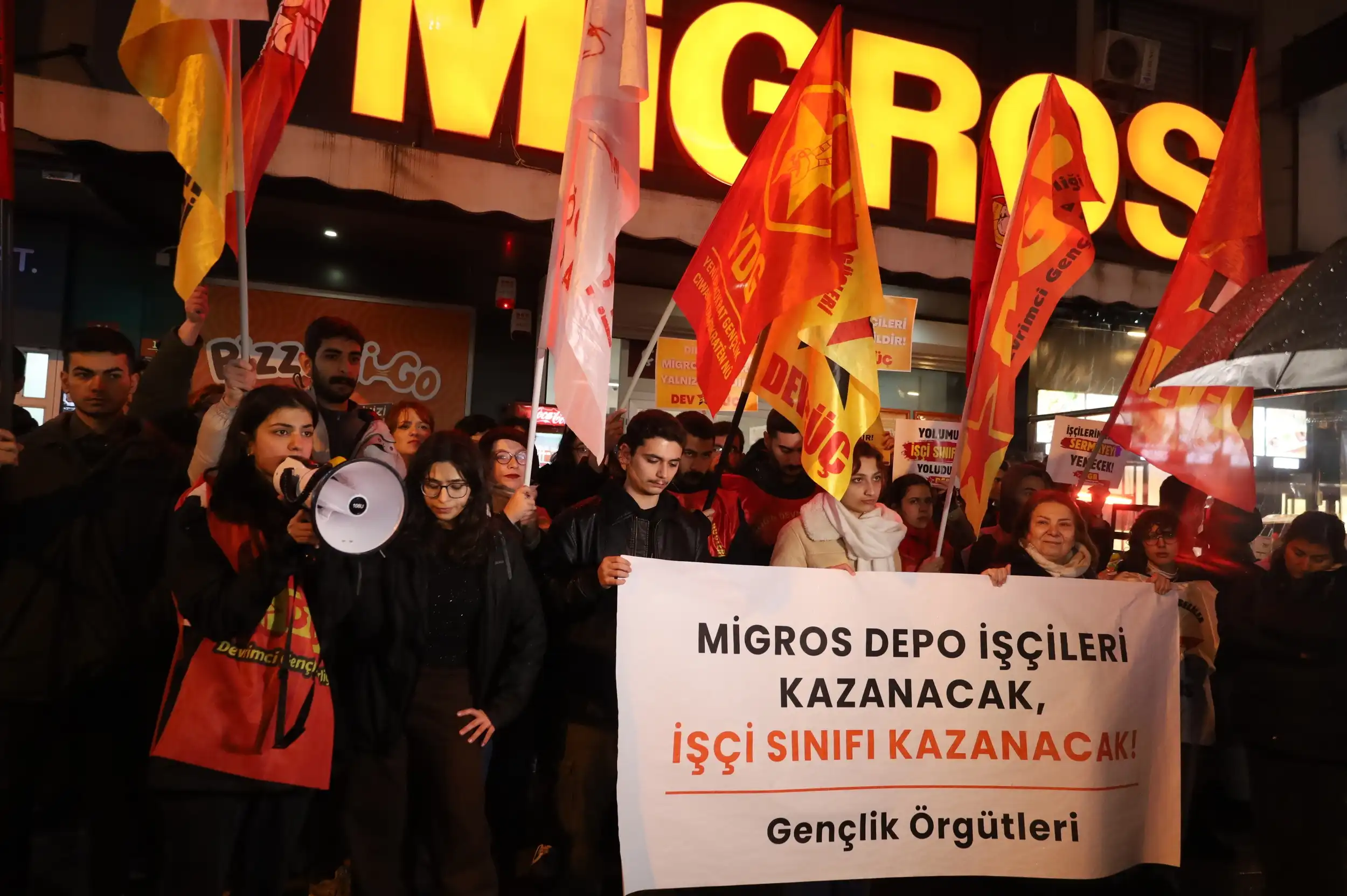 Migros işçilerine destek veren gençlik örgütlerinden boykot çağrısı