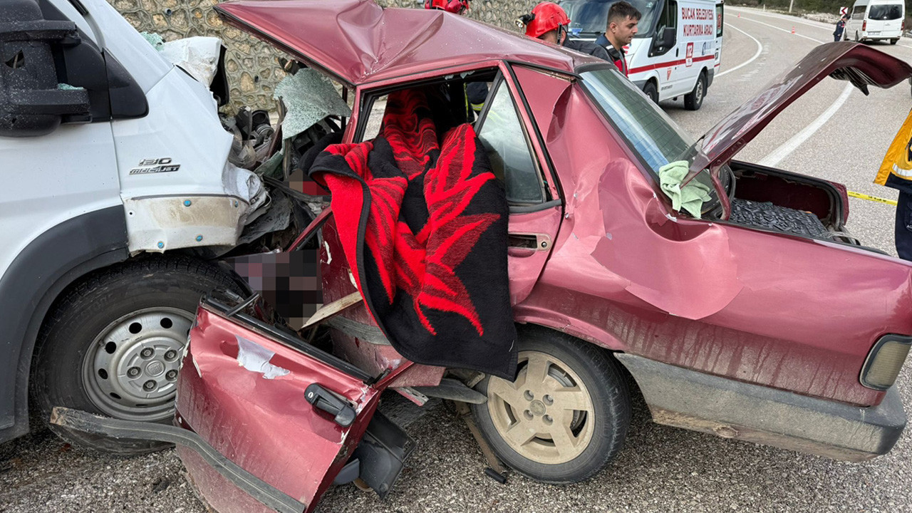 Burdur'da minibüsle otomobilin çarpıştığı kazada 2 kişi öldü, 4 kişi yaralandı