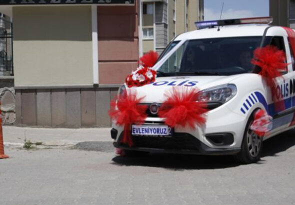 polis-cift-nikaha-susledikleri-ekip-otosuyla-geldi-yhzJ6JpZ