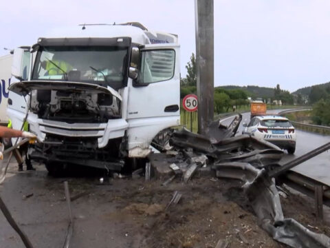 Pendik tem otoyolunda kaza tir bariyerlere carpti ykyHrmkD